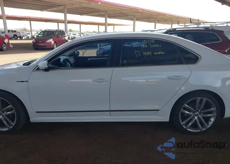 2017 Volkswagen Passat 1.8T R-Line z USA, uszkodzony, nr VIN 1VWDT7A32HC078796